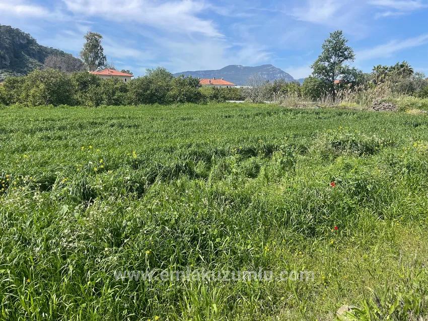 In Okçular Einem 736m2 Großen, 250m2 Großen Bau Genehmigten Verkäuflichen Grundstück