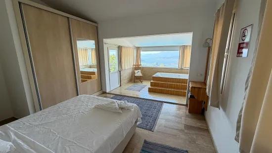 In Dalyan Gökbel mit See- und Meerblick 4+1 Villa zu verkaufen
