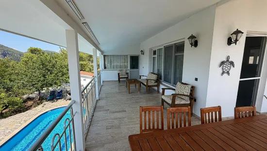 Вилла 4+1 с видом на озеро и море на продажу в Dalyan Gökbel