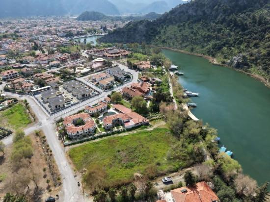 Продается Земельный Участок Площадью 2600 М2 В Дальян Гюльпынар, Прямо Рядом С Каналом, С 20% Зонированием Под Туристическую Застройку.