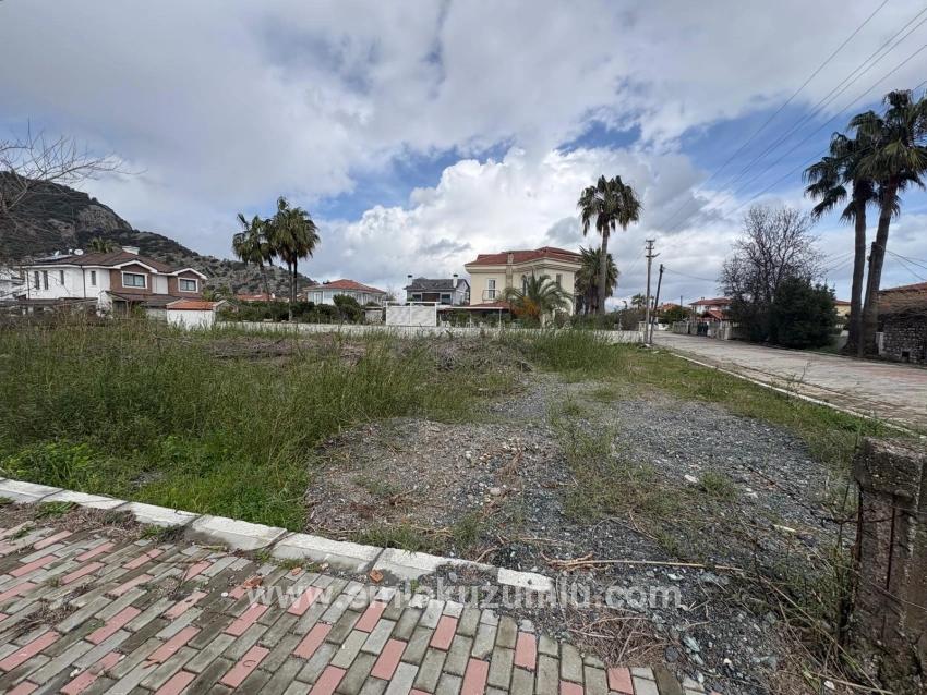 Dalyan Maraş'da Köşebaşı 892m2 Satılık Arsa