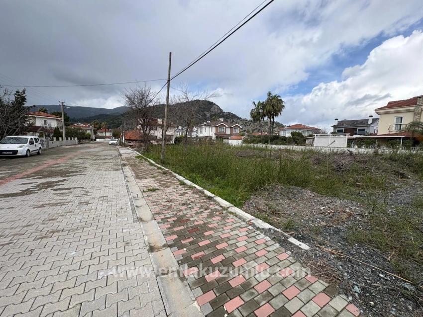Dalyan Maraş'da Köşebaşı 892m2 Satılık Arsa