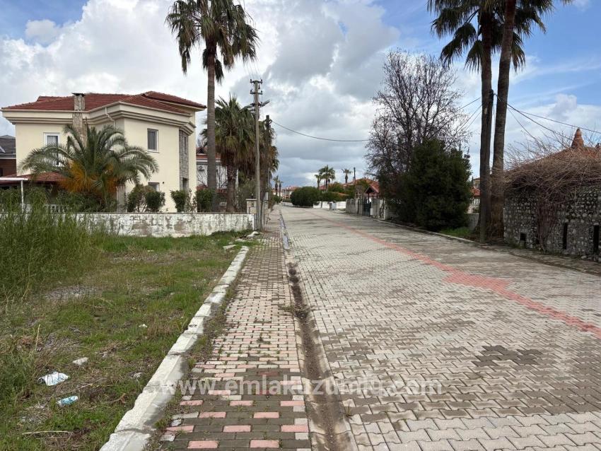 Dalyan Maraş'da Köşebaşı 892m2 Satılık Arsa