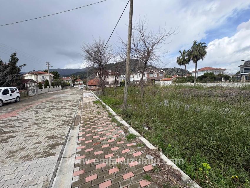 Dalyan Maraş'da Köşebaşı 892m2 Satılık Arsa