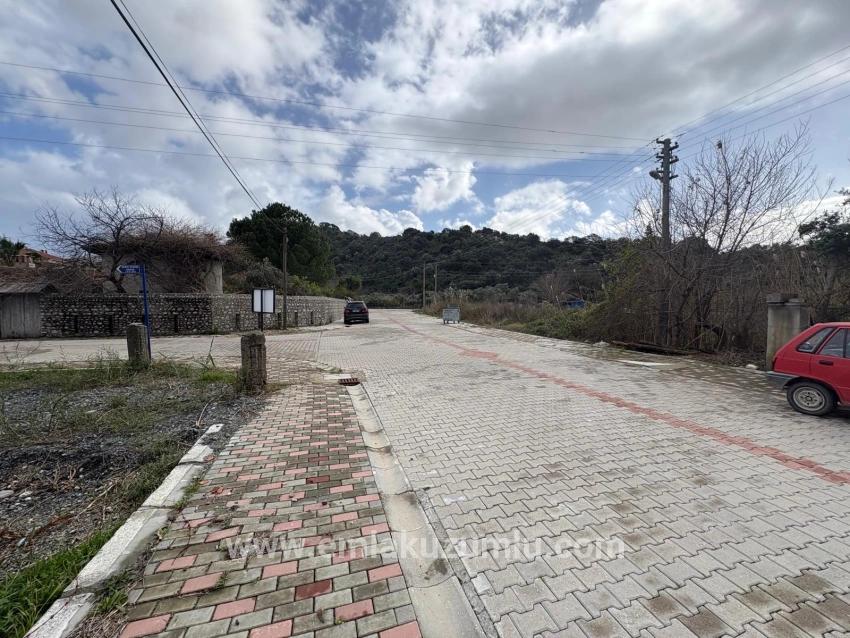 Dalyan Maraş'da Köşebaşı 892m2 Satılık Arsa