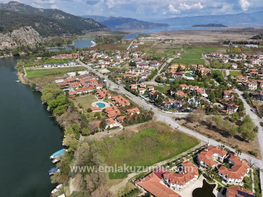 Dalyan Gülpınar'da Kanala Sıfır 2600m2 %20 Turizm İmarlı Satılık Arsa