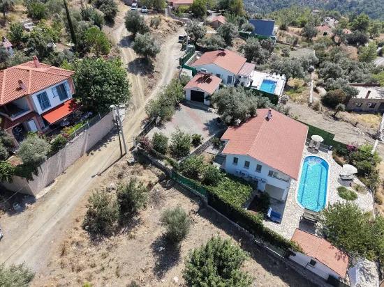 Dalyan Gökbel'de göl ve deniz manzaralı 4+1 satılık villa