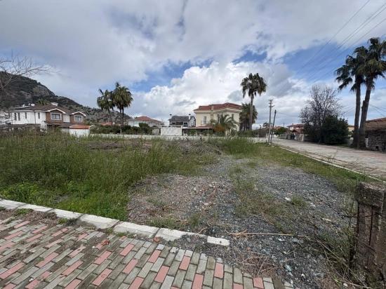 Dalyan Maraş'da Köşebaşı 892m2 Satılık Arsa